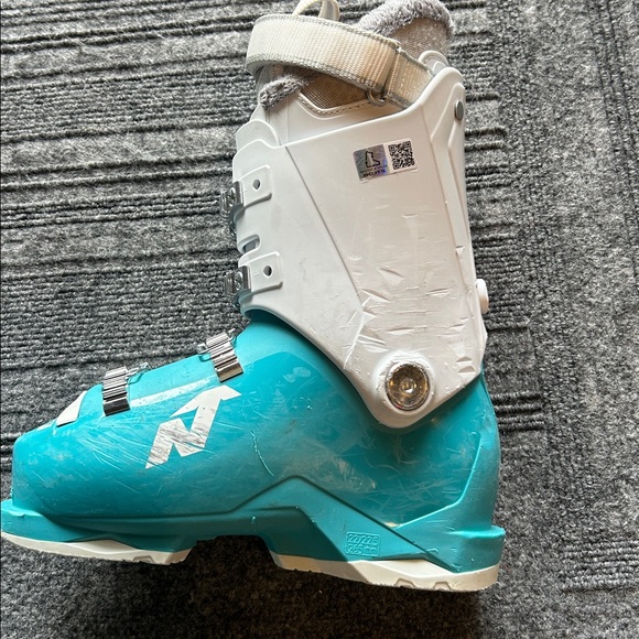 kids blue pink and white ski boots, mondopoint is 22/22.5